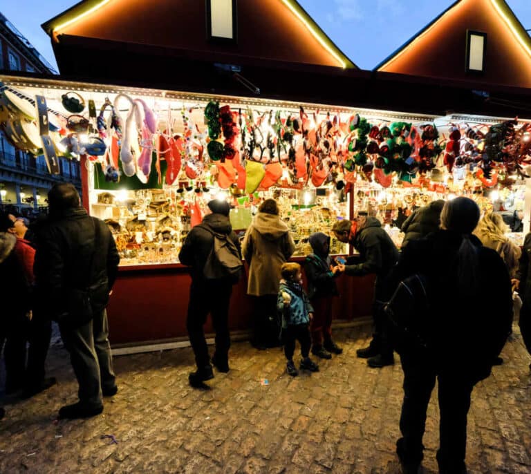 Madrid mantiene su tradicional mercadillo de Navidad de la Plaza Mayor