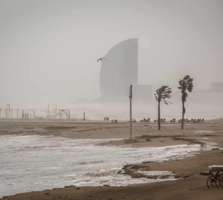 Valencia, Cataluña y Baleares, en alerta naranja por viento y olas de hasta cuatro metros