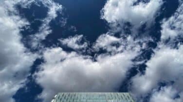 Telefónica vende las torres de Telxius por 7.700 millones y volverá a reducir deuda