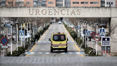 Un joven con problemas psiquiátricos apuñala a un sacerdote a la puerta de su iglesia