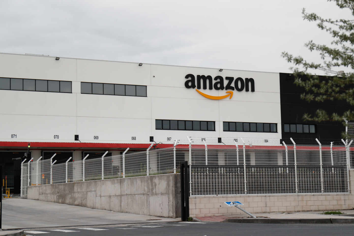 Así contratará Amazon a 100 empleados para su centro de Madrid