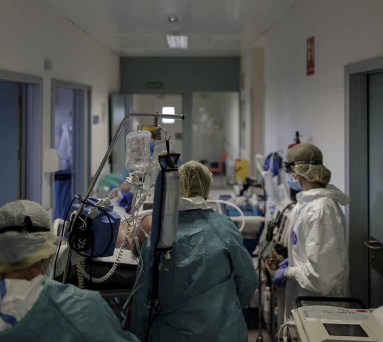 Los hospitales públicos de Madrid ya tienen ocupadas más camas UCI de las que había antes de la pandemia