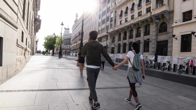 pareja-paseo-madrid-1440-960