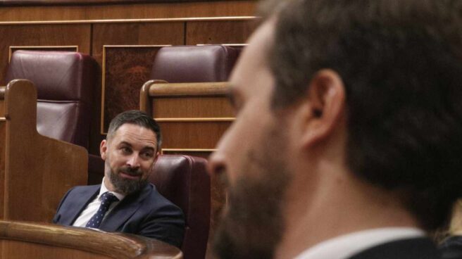 El líder de Vox, Santiago Abascal (i), y el líder del PP, Pablo Casado,