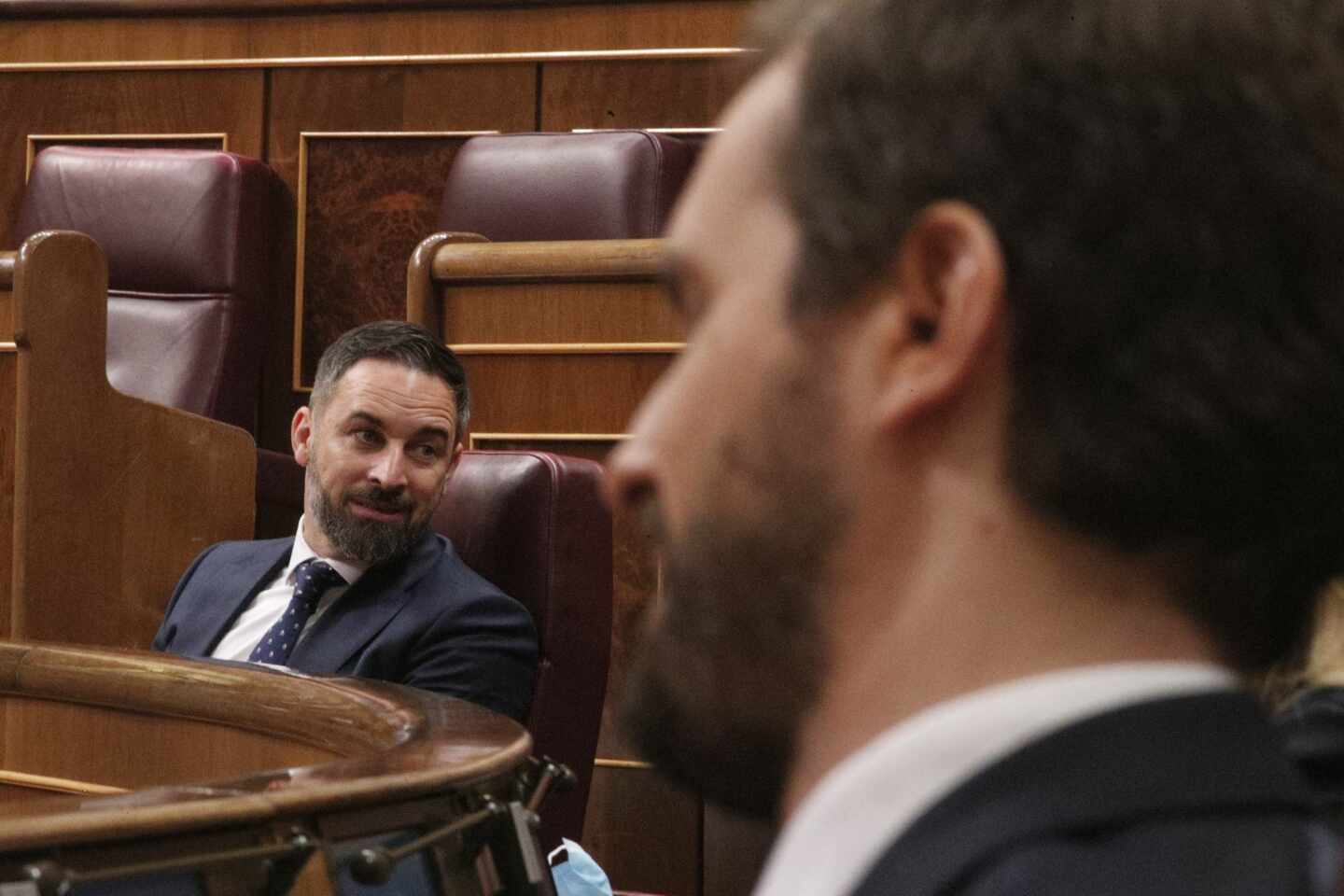 El líder de Vox, Santiago Abascal (i), y el líder del PP, Pablo Casado,