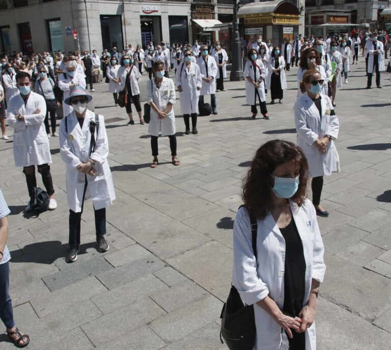 Uno de cada cuatro médicos ha estado de baja por Covid o motivos relacionados
