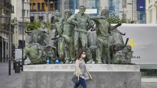 Una mujer camina por una céntrica calle de Pamplona, Navarra.