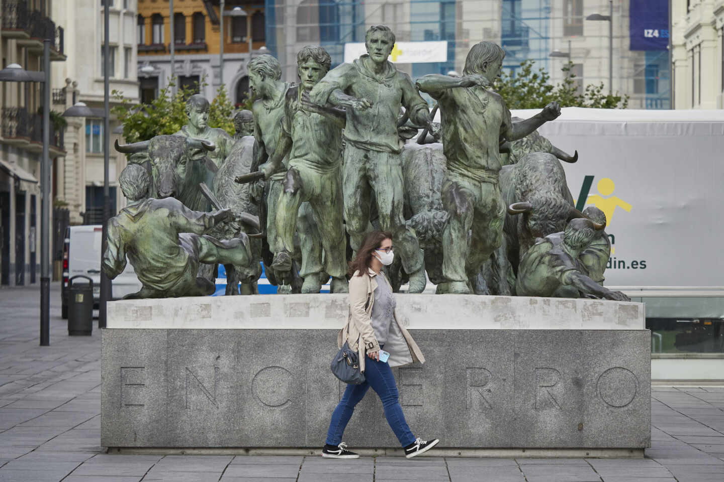 Una mujer camina por una céntrica calle de Pamplona, Navarra.