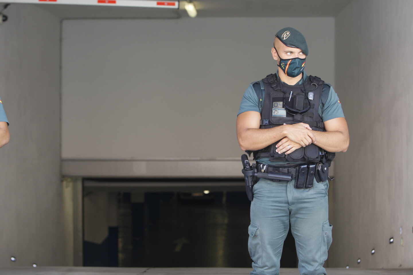 Un agente de la Guardia Civil vigila en una operación