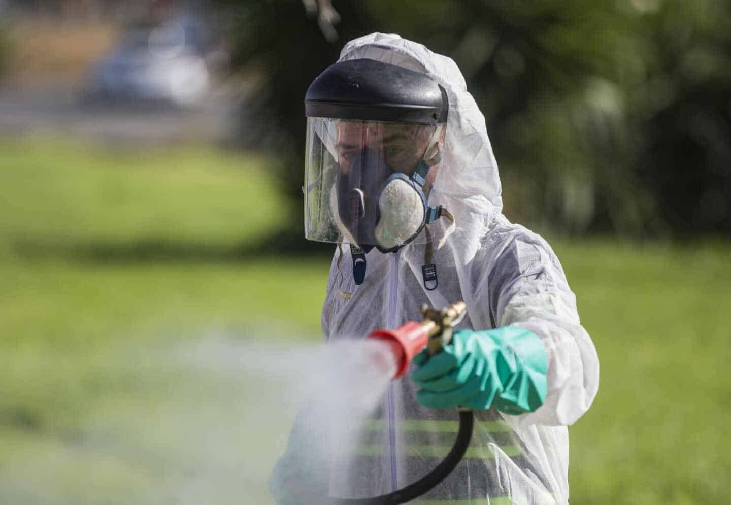 Un trabajador durante las labores de fumigación contra los mosquitos causantes del virus del Nilo en Coria del Río, Sevilla.