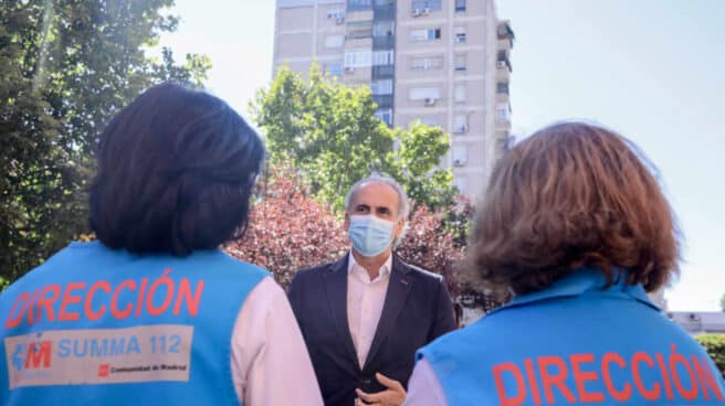 El consejero de Sanidad, Enrique Ruiz Escudero, con sanitarios en Villaverde (Madrid).