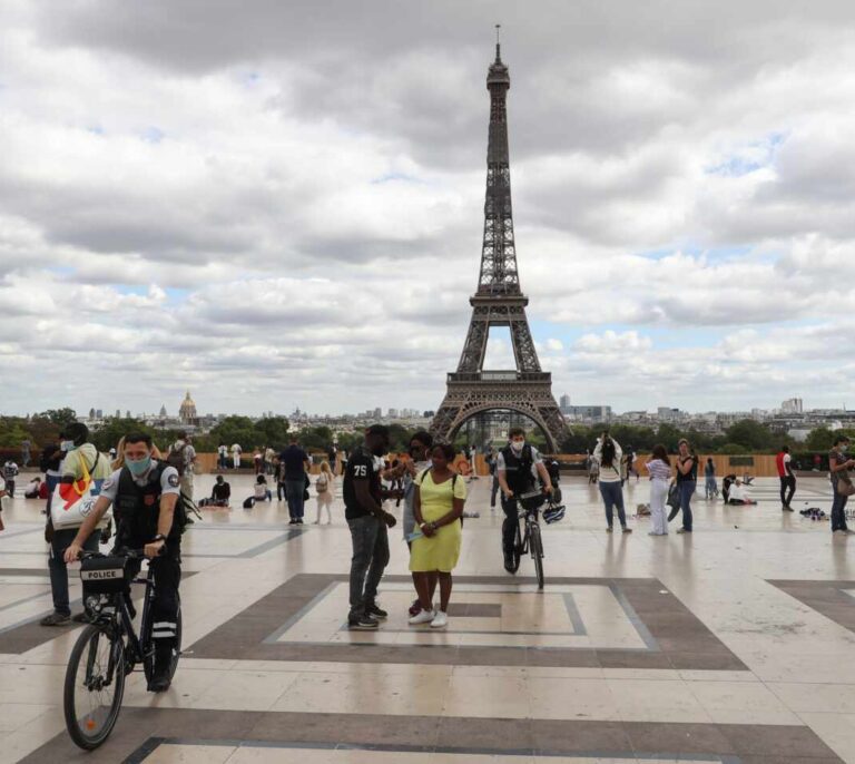 Reabren la Torre Eiffel después de ser evacuada por una amenaza de bomba