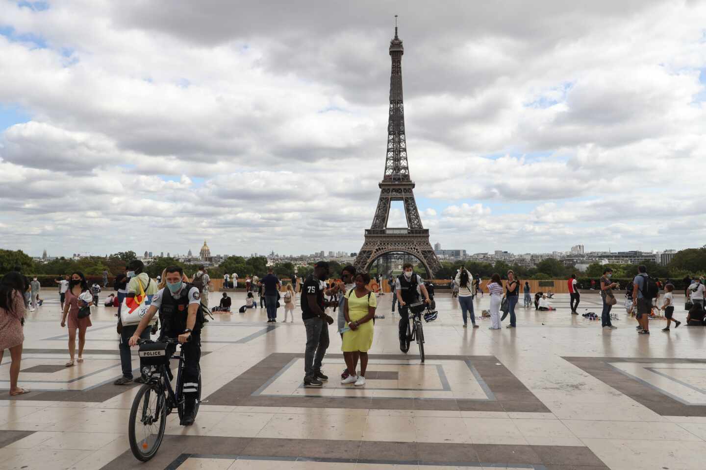 Reabren la Torre Eiffel después de ser evacuada por una amenaza de bomba