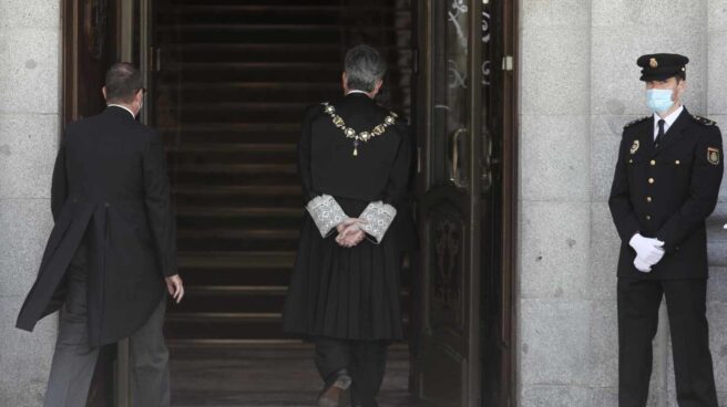 El presidente del Tribunal Supremo y del Consejo General del Poder Judicial (CGPJ), Carlos Lesmes, entra al Palacio de Justicia.