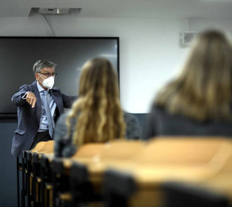 El Gobierno aprueba el decreto para poder contratar a profesores sin máster habilitante