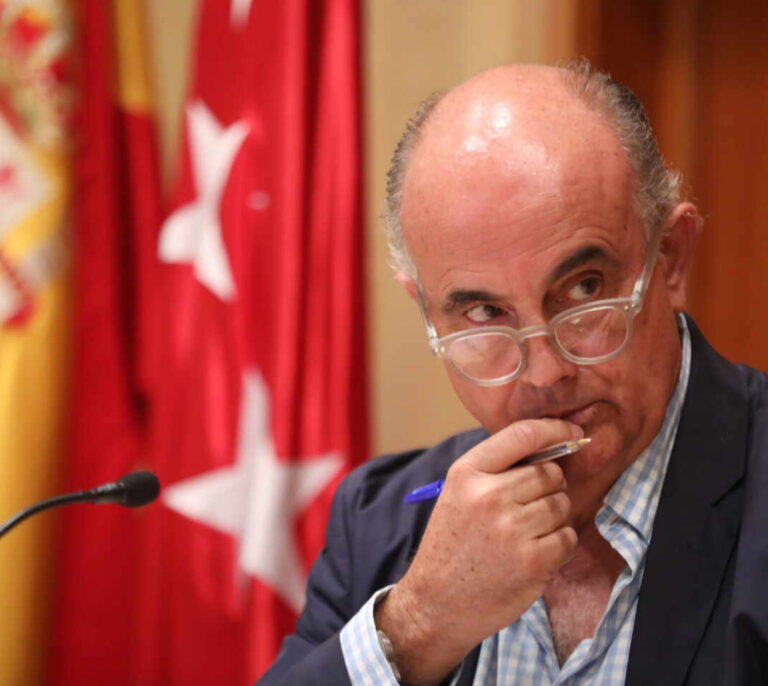 Antonio Zapatero, el gurú sanitario de Ayuso, se vacuna con AstraZeneca