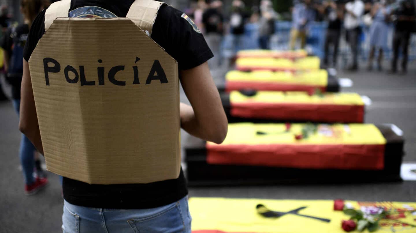 "Nosotros somos las víctimas": Los policías y guardias civiles, contra el pésame de Sánchez al etarra