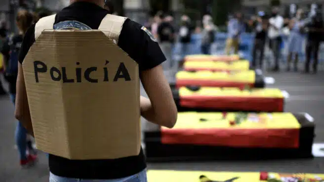 "Nosotros somos las víctimas": Los policías y guardias civiles, contra el pésame de Sánchez al etarra