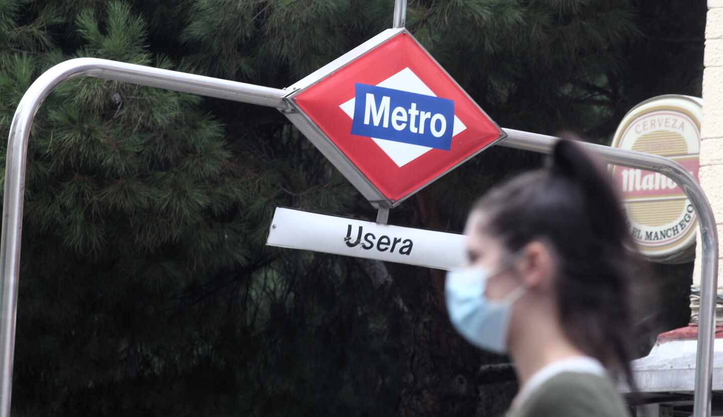 Una persona sale del metro del distrito de Usera, Madrid.
