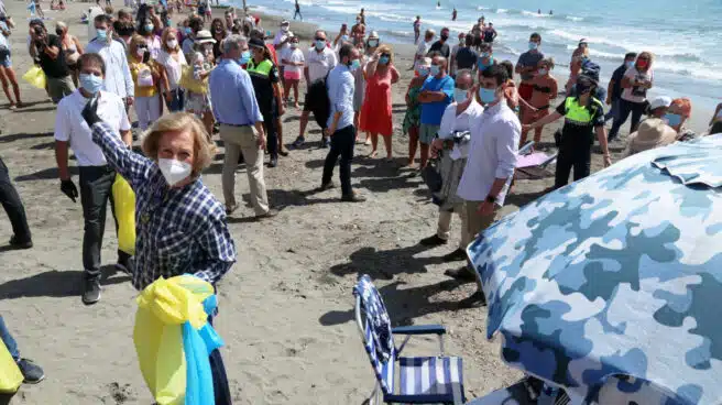 Gritos de afecto para la Reina Sofía durante la limpieza de una playa de Málaga