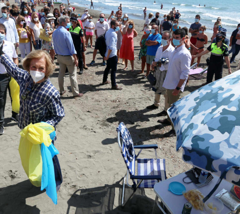 Gritos de afecto para la Reina Sofía durante la limpieza de una playa de Málaga