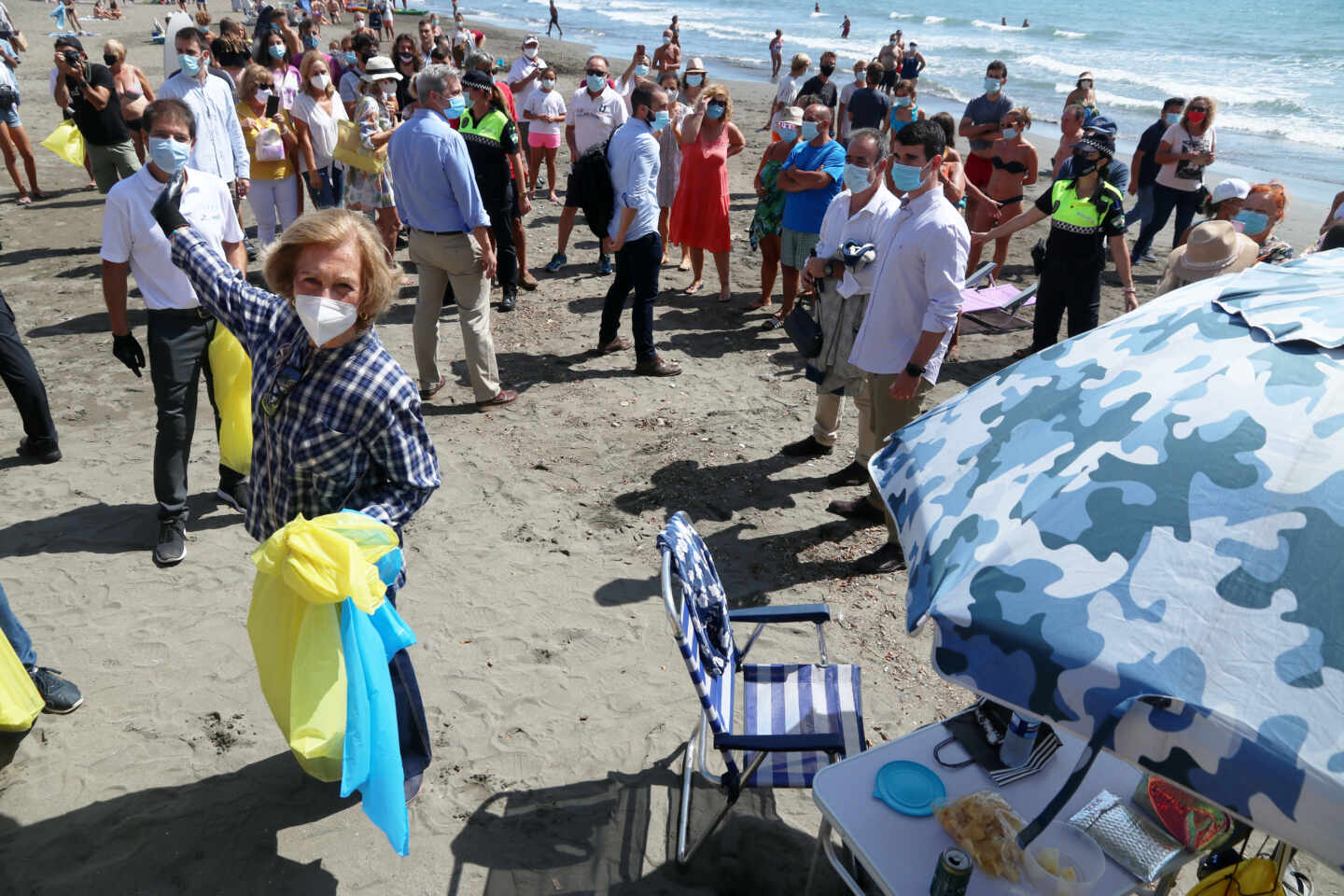 Gritos de afecto para la Reina Sofía durante la limpieza de una playa de Málaga
