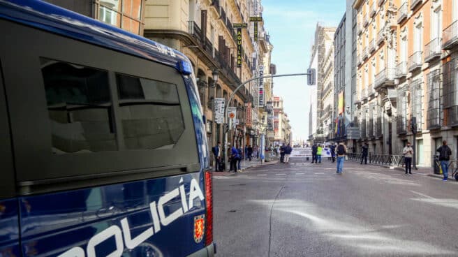 Policías nacionales escoltan a los participantes de Marea de Residencias, en Madrid.