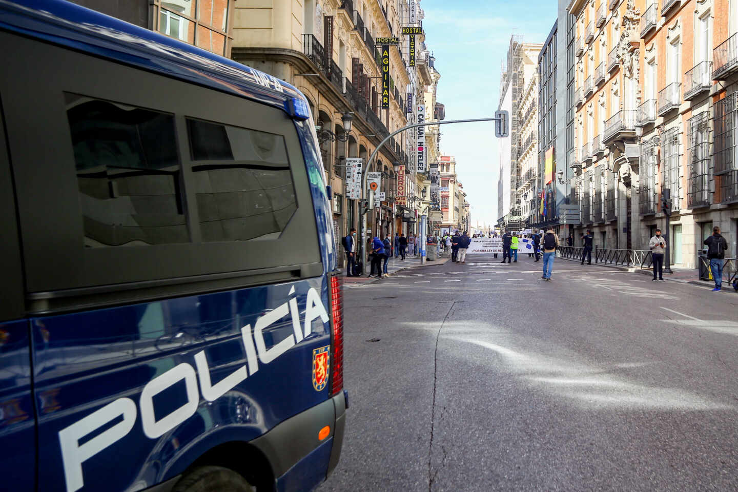 Policías nacionales escoltan a los participantes de Marea de Residencias, en Madrid.
