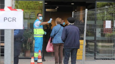 Sanidad notifica 9.906 nuevos casos y 203 fallecidos más