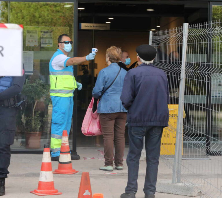 Sanidad notifica 9.906 nuevos casos y 203 fallecidos más
