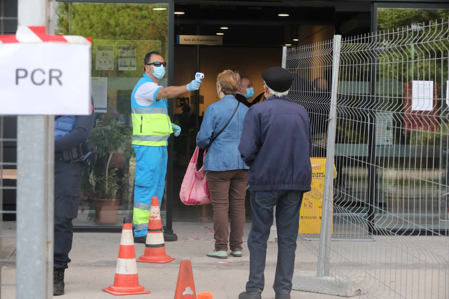 Sanidad notifica 9.906 nuevos casos y 203 fallecidos más