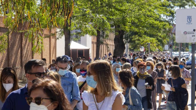 La larga fila de los profesores para hacerse las pruebas del coronavirus