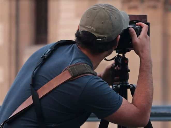 Un padre debe retirar de internet fotos de su hija, tras una demanda materna