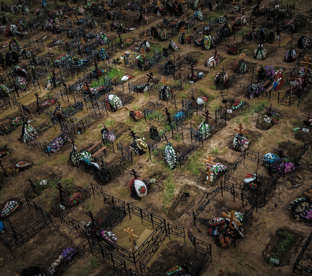 esta vista aérea de tumbas de muertos de coronavirus en su país.