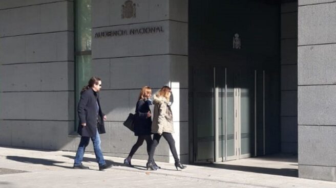 Pablo Iglesias, Dina Bousselham y Marta Flor Núñez en la Audiencia Nacional