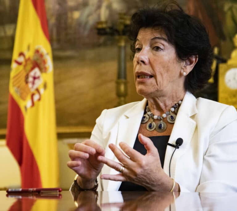 Los 500.000 ordenadores que prometió Celaá en junio todavía no han llegado