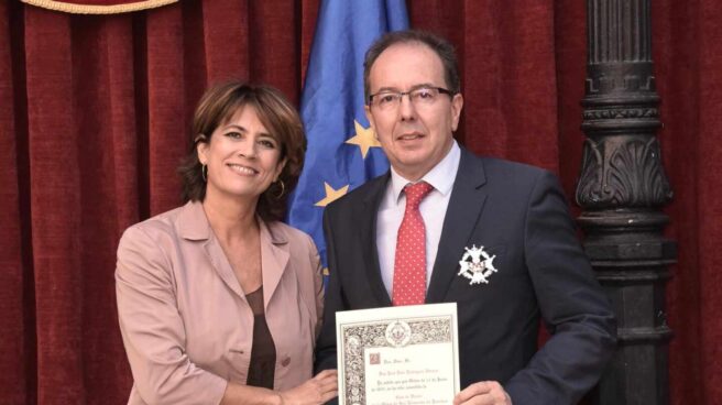 Rodríguez Álvarez, recibiendo la cruz de honor de San Raimundo de Peñafort de manos de Dolores Delgado.