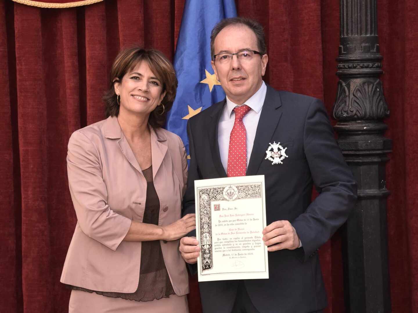 Rodríguez Álvarez, recibiendo la cruz de honor de San Raimundo de Peñafort de manos de Dolores Delgado.