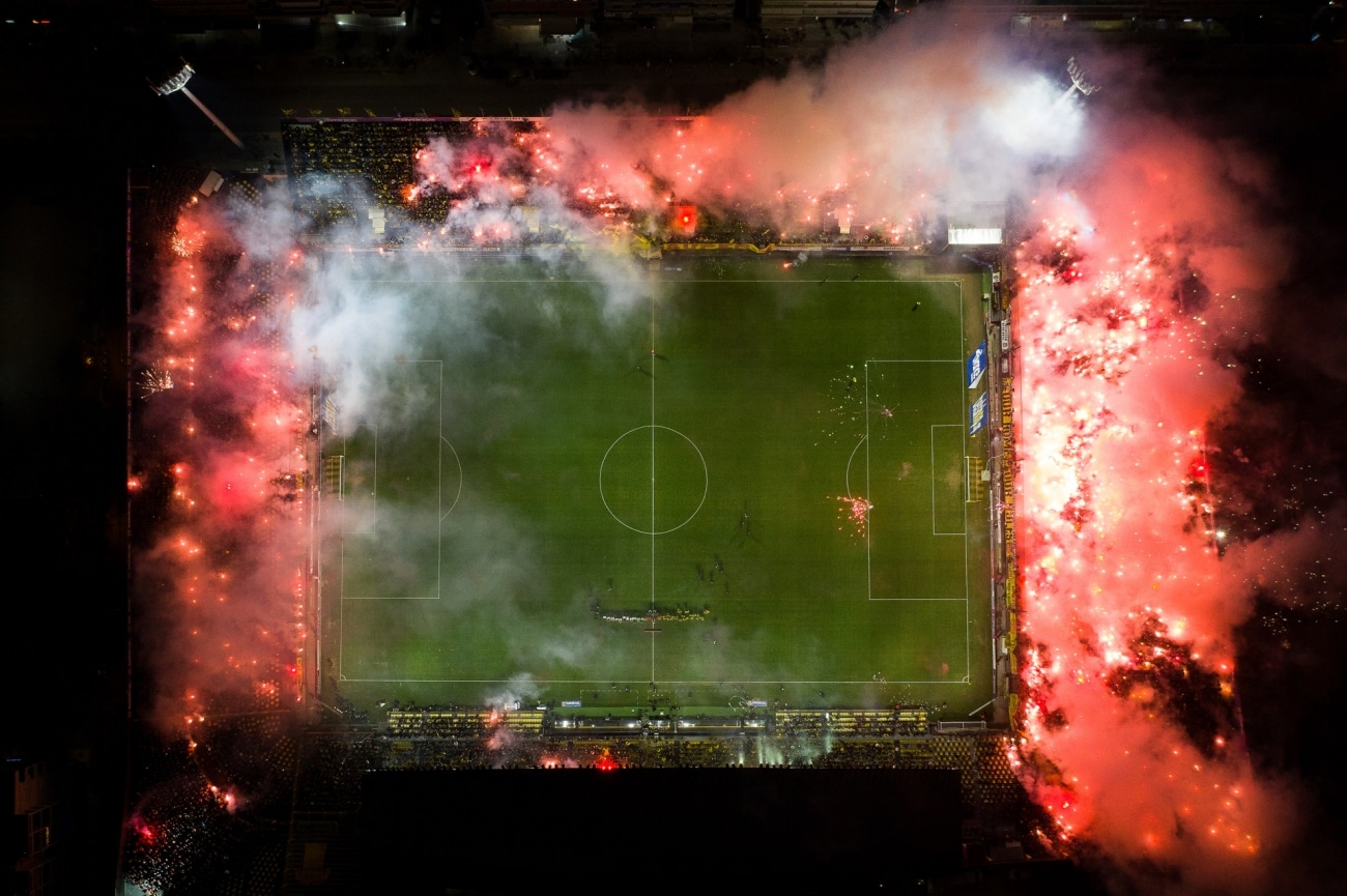 Estadio Kleanthis Vikelidis de Tesalónica en 'llamas' por las bengalas de los aficionados, Grecia. Foto: Dimitris Tosidis