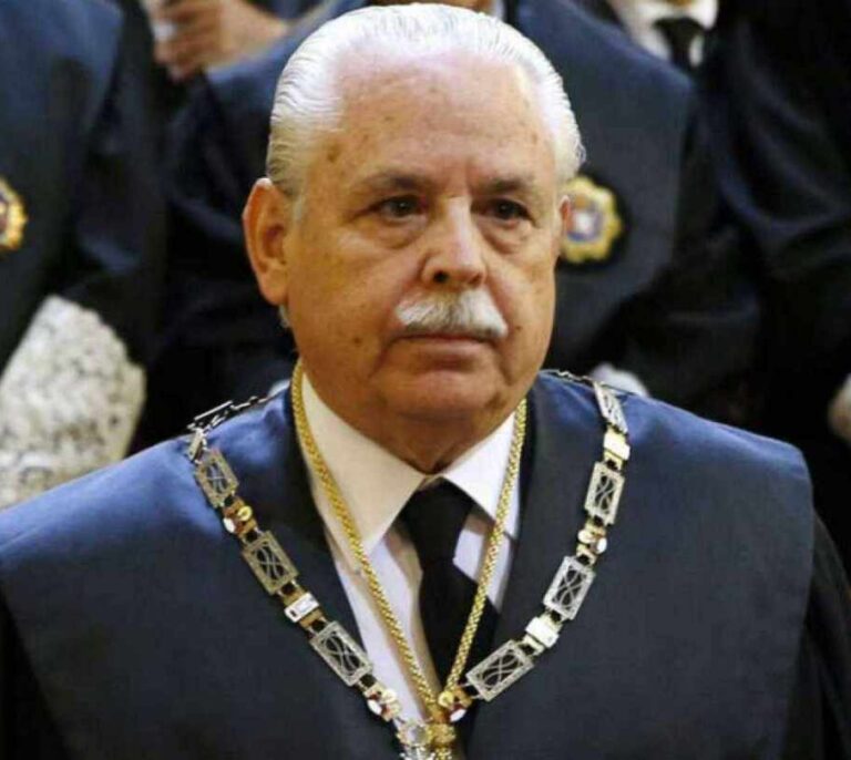 El fiscal Navajas explota contra los compañeros que le critican "cobardemente sin dar la cara"