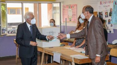 Italia aprueba el recorte del número de parlamentarios, según los sondeos