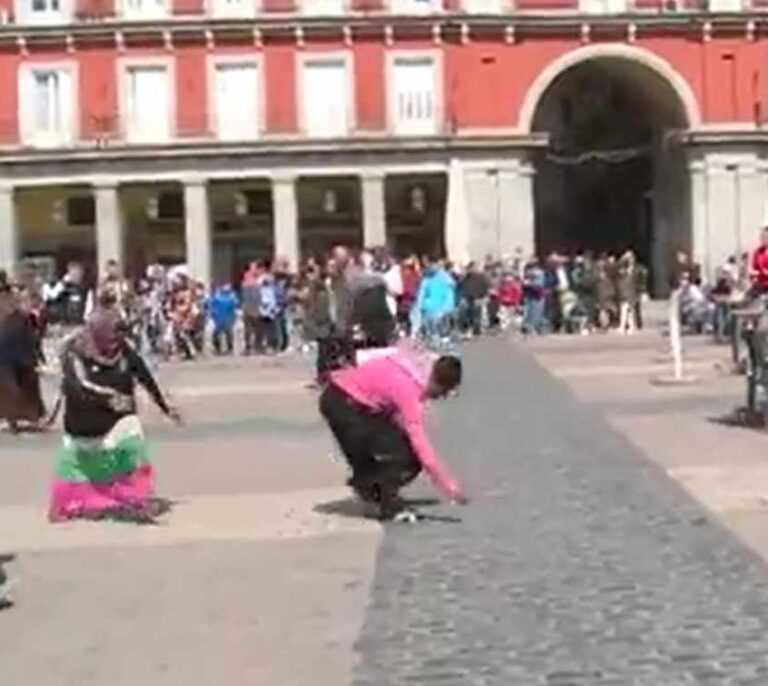 A juicio los hinchas del PSV que humillaron a cuatro gitanas en la Plaza Mayor de Madrid