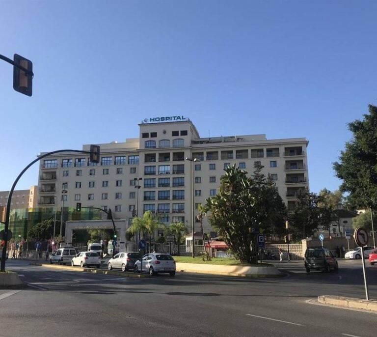 Herida al caer a una oquedad de 7 metros al hacerse una foto grupal en Málaga
