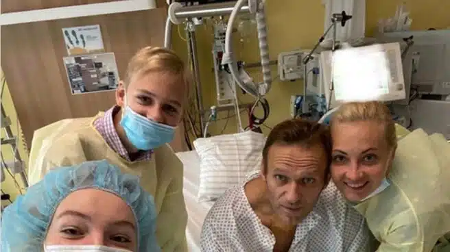 Navalny se deja ver en el hospital de Berlín por primera vez desde que fue envenenado