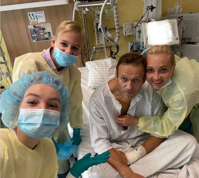 Navalny se deja ver en el hospital de Berlín por primera vez desde que fue envenenado