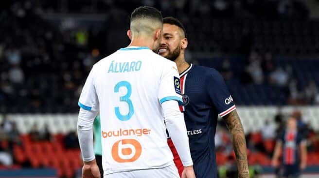 Momento del encontronazo entre Neymar y el español Álvaro Rodríguez Momento del encontronazo entre Neymar y el español Álvaro Rodríguez