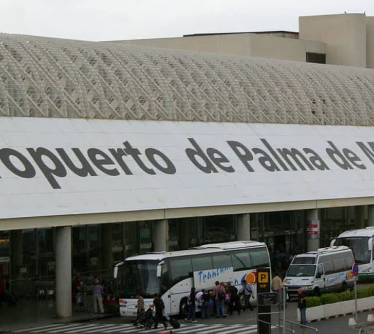 Detenido un pasajero que arrancó un trozo de oreja a otro dentro del avión