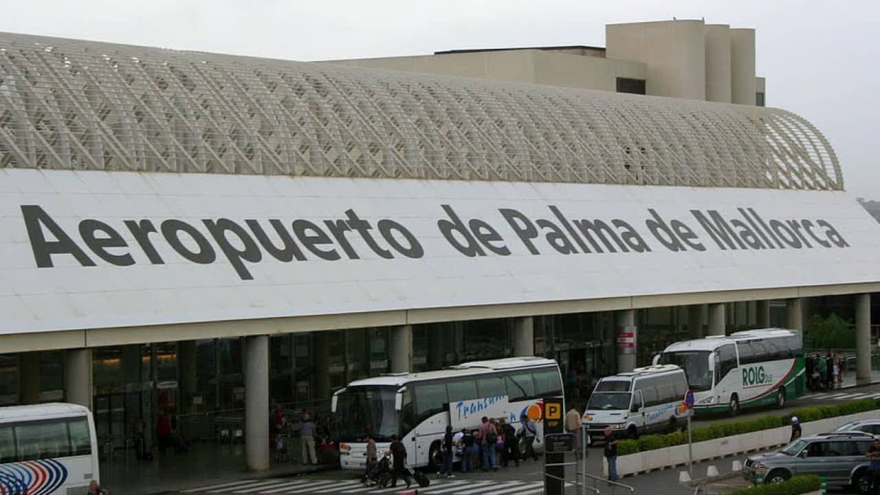 Detenido un pasajero que arrancó un trozo de oreja a otro dentro del avión