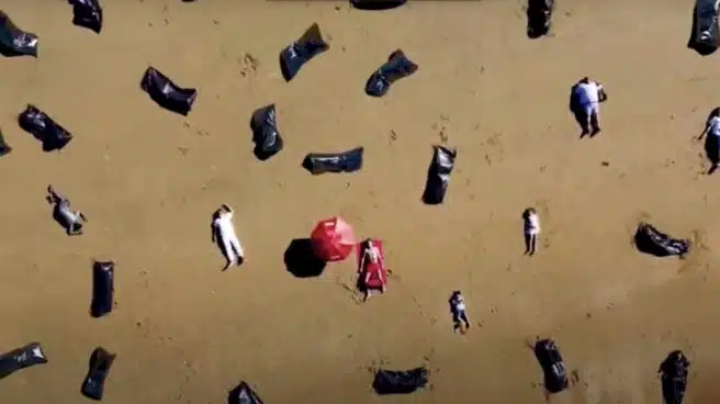 Vídeo: el montaje de HazteOír con Pedro Sánchez rodeado de cadáveres en la playa