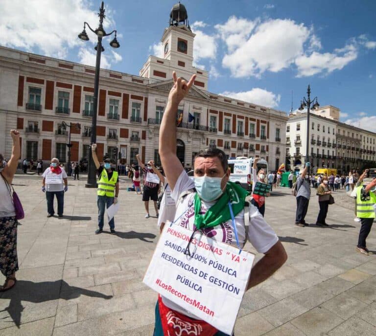 Los jubilados cobran de media un 51% más en las pensiones, según un informe del IAE